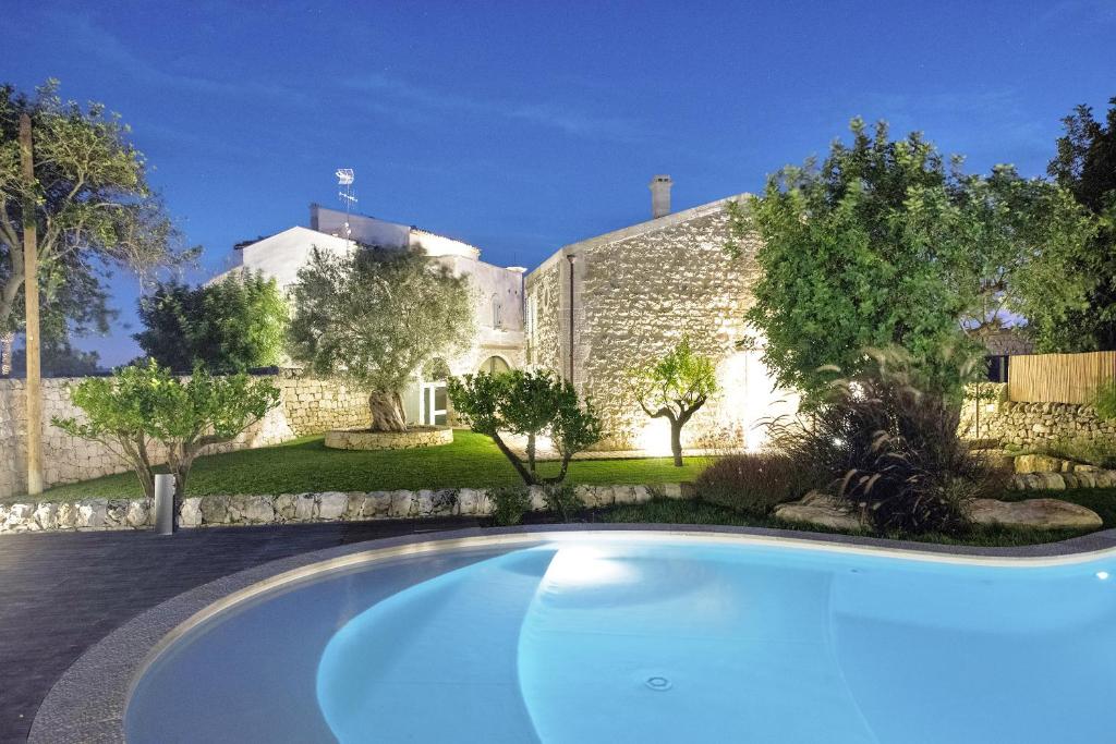 uma grande piscina em frente a uma casa em Villa Pruno - Happy Rentals em Scicli