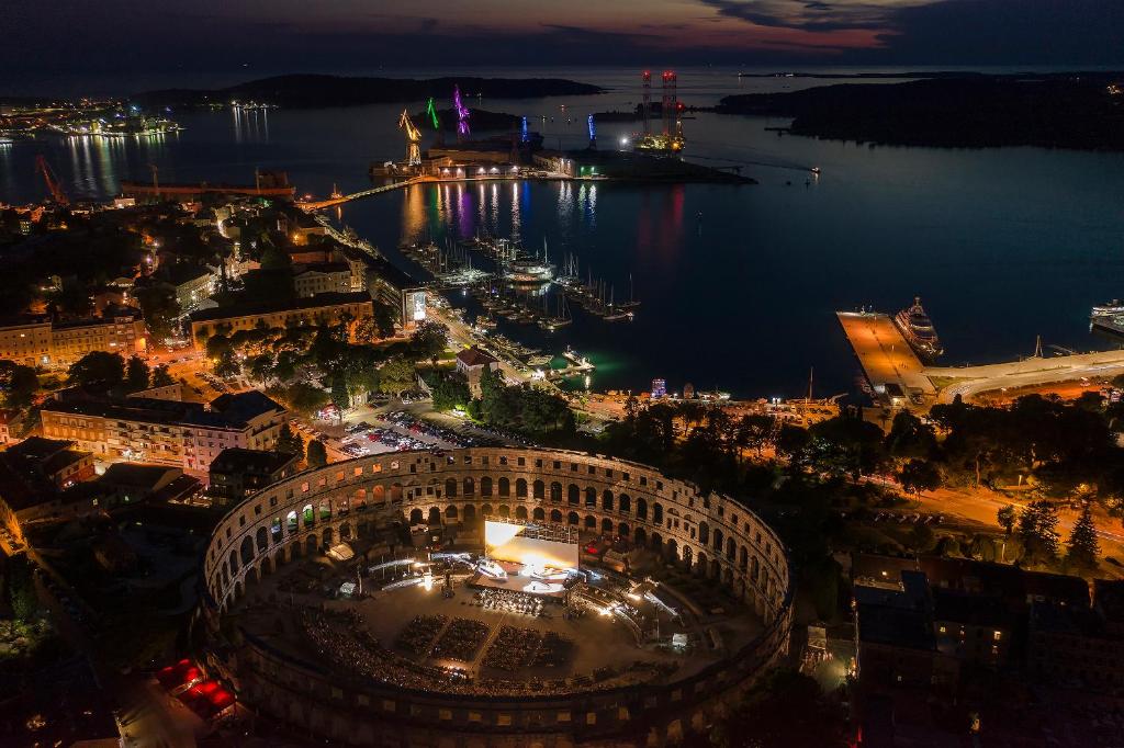 Arta Apartments City Center - with Private Parking - 18