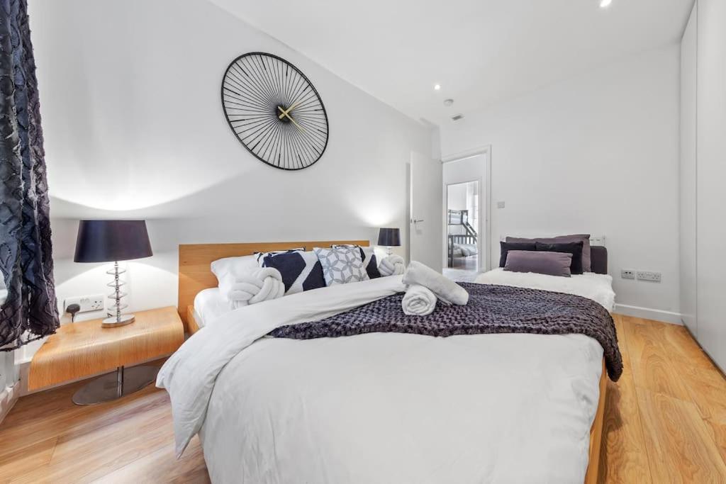 Llit o llits en una habitació de 3 Bedroom Flat in Haymarket London Sleeps 14 HY1