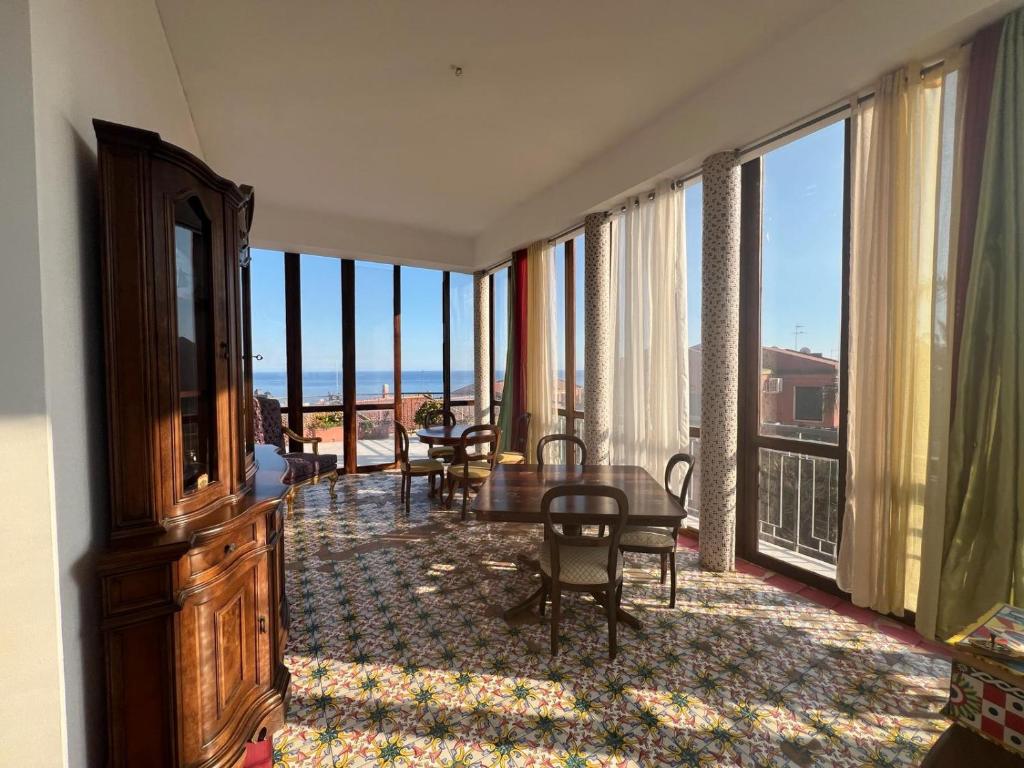 een woonkamer met uitzicht op de oceaan bij Villa Jole Faraglioni Acitrezza in Aci Castello