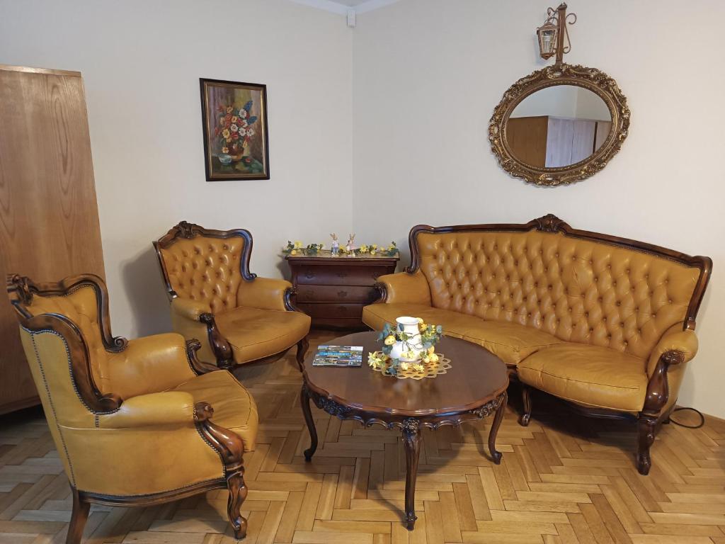 a living room with a couch and two chairs and a table at Willa Bona blisko Zamku Królewskiego i Rezerwatu Rzepka in Chęciny