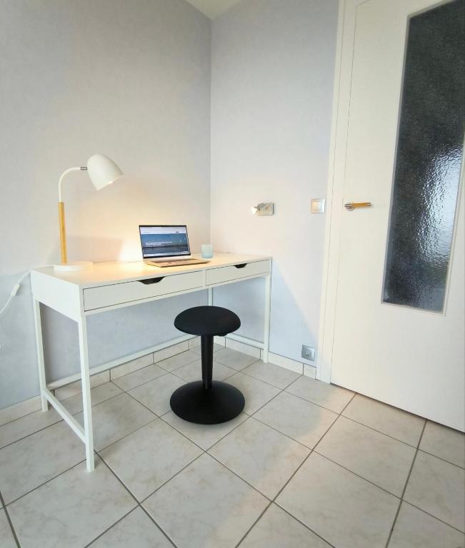 ein weißer Schreibtisch mit einem Laptop darauf in der Unterkunft Studio 2 Personnes -- Vue Port de Comberge ! in Saint-Michel-Chef-Chef