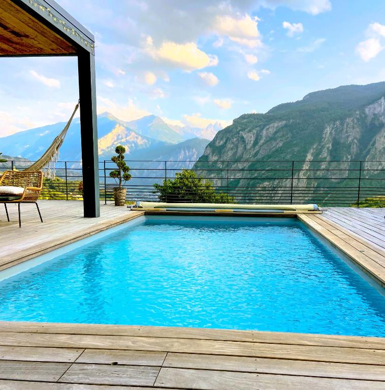 - une piscine avec vue sur les montagnes dans l'établissement Chambre au coeur de la Maurienne, à Montvernier