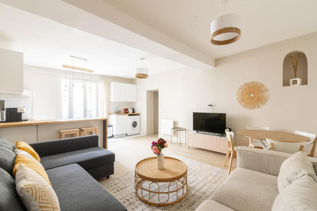 Predel za sedenje v nastanitvi Luxurious 1 Bedroom Quartier de la Bastille Free Netflix