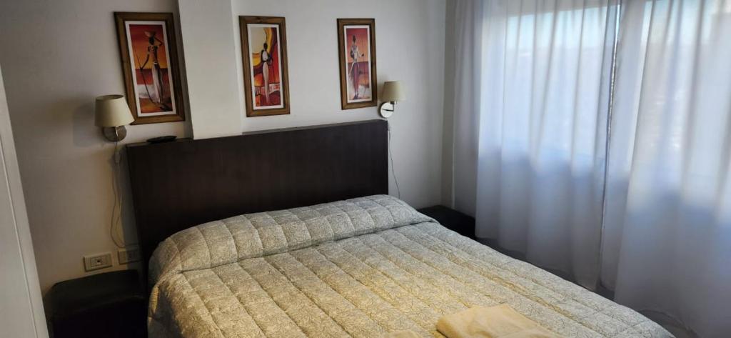 1 dormitorio con cama y ventana en Chivilrent en Chivilcoy