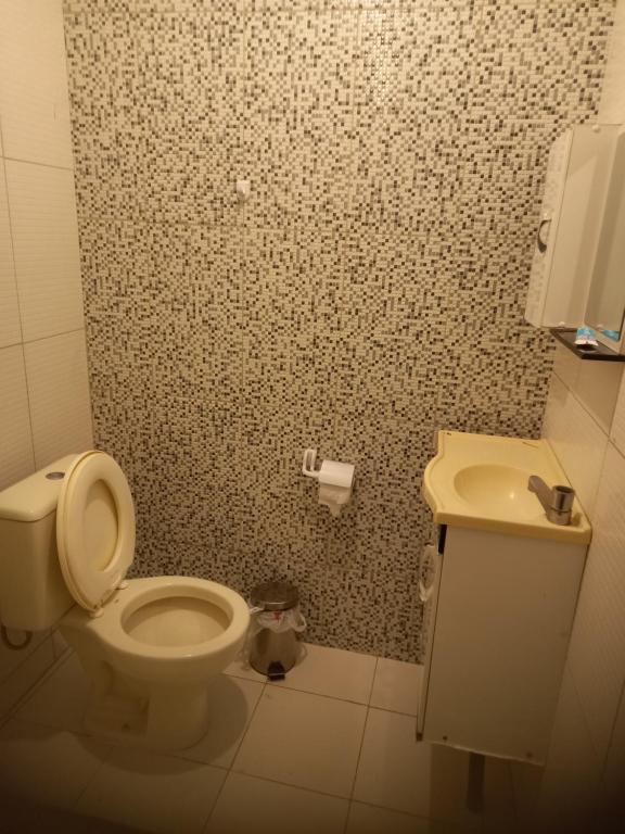 La salle de bains est pourvue de toilettes et d'un lavabo. dans l'établissement Apartamento, à Petrolina