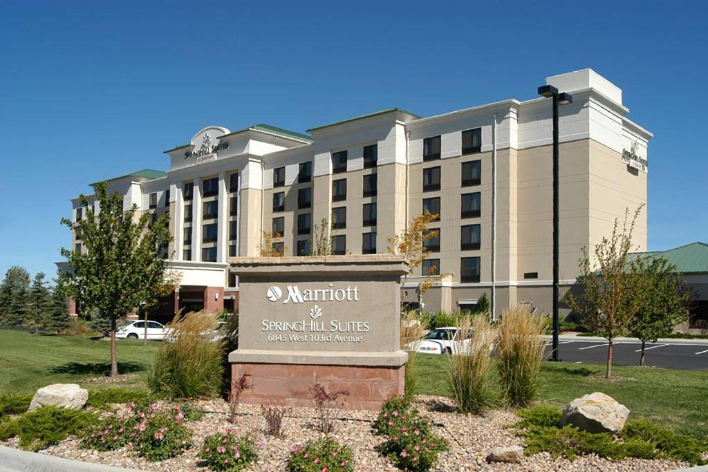 una señal frente a un gran edificio en SpringHill Suites Denver North / Westminster, en Westminster