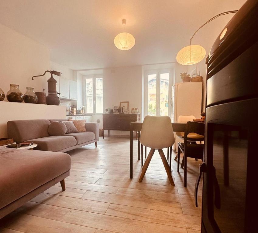 un salon avec un canapé et une table dans l'établissement Villa Ermetica, à Breil-sur-Roya