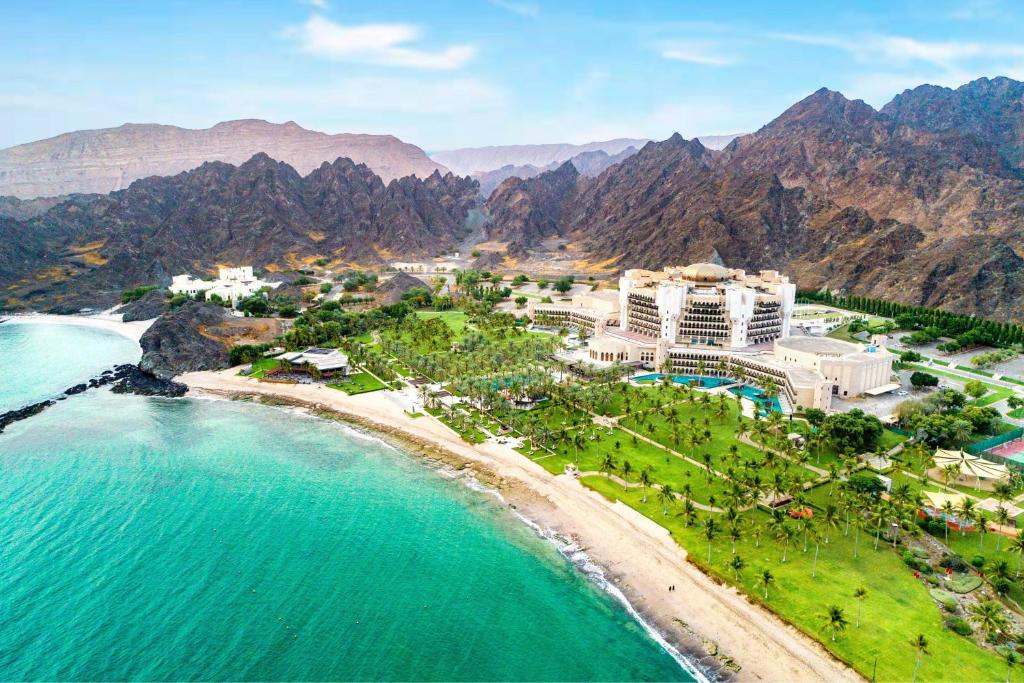 eine Luftansicht eines Resorts am Meer in der Unterkunft Al Bustan Palace, a Ritz-Carlton Hotel in Muscat