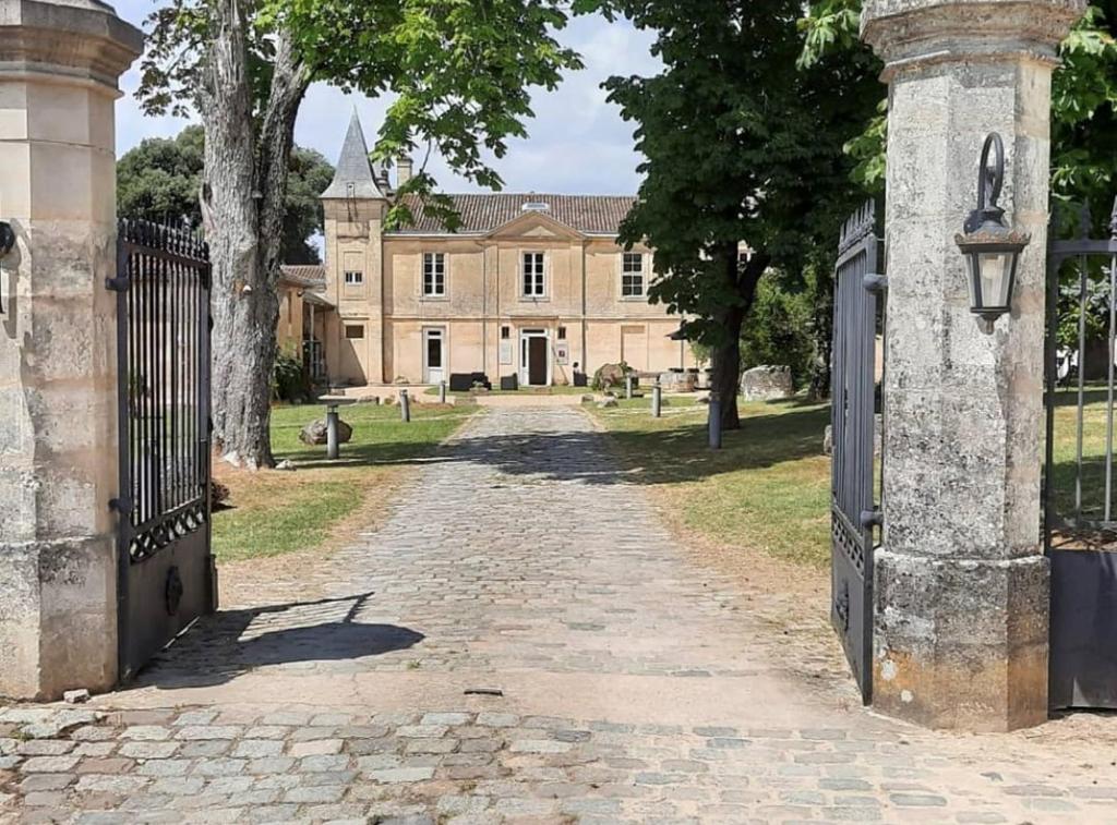 an entrance to a house with a gate and a driveway at Demeures & Château - Fleur de Roques - Puisseguin Saint Emilion in Puisseguin