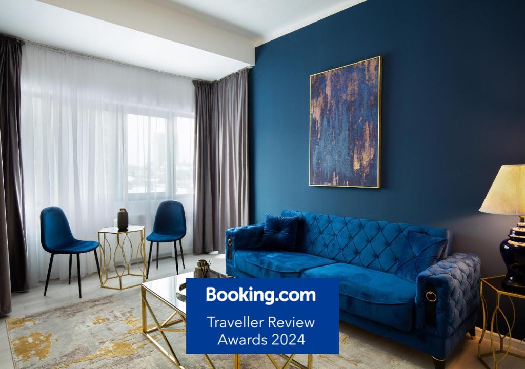 un soggiorno blu con divano e sedie blu di Metropole Apartments Old Center a Bucarest