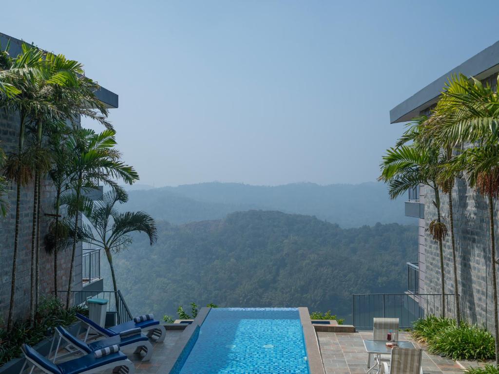Bazén v ubytování Ragamaya Resort & Spa Munnar nebo v jeho okolí