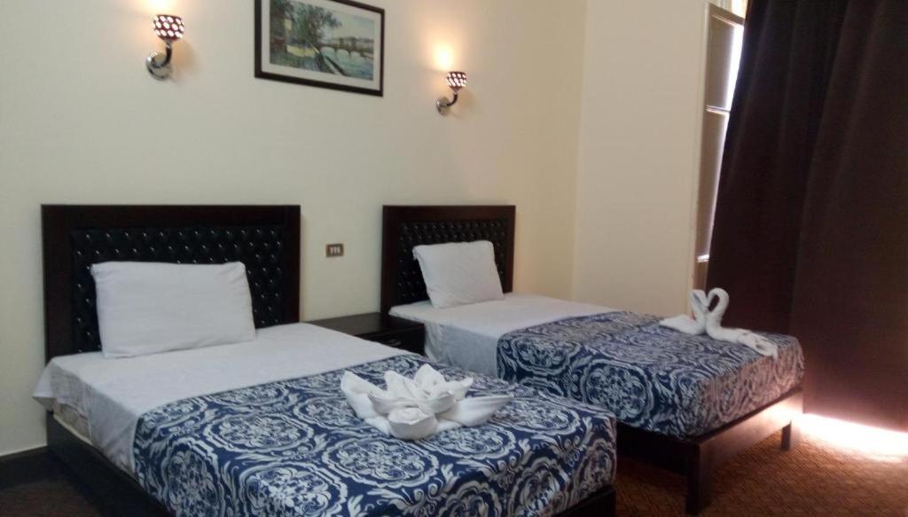 Postel nebo postele na pokoji v ubytování Cairo Paradise Hotel