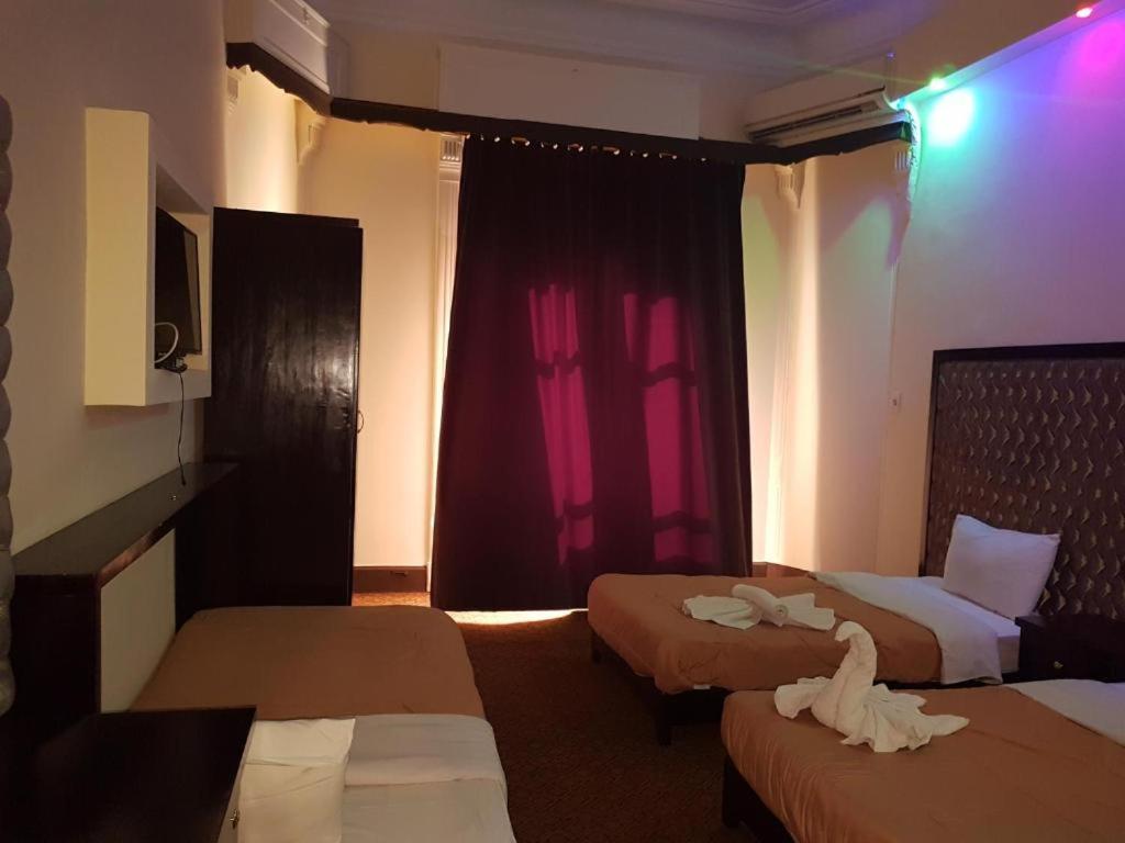 Postel nebo postele na pokoji v ubytování Cairo Paradise Hotel