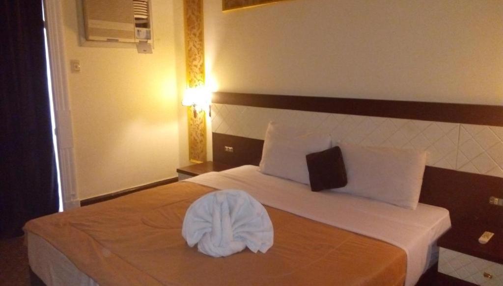 Postel nebo postele na pokoji v ubytování Cairo Paradise Hotel