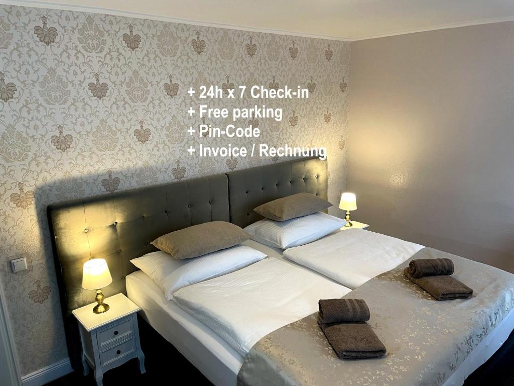 een slaapkamer met een bed met 2 kussens erop bij Kolossos Apartments zum Sporthafen Neuss in Neuss