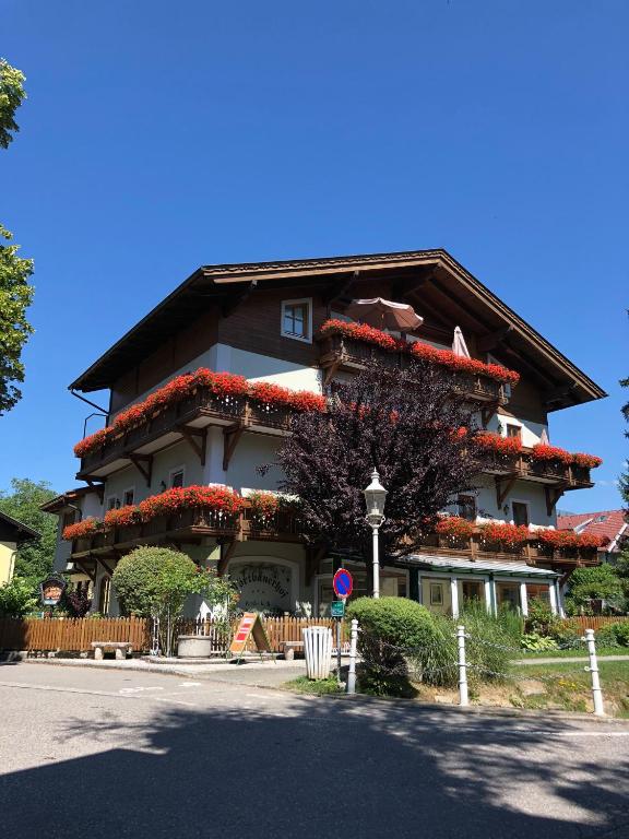a large building with red flowers on it at Mörtbauerhof und Haus Frühauf in Seeboden