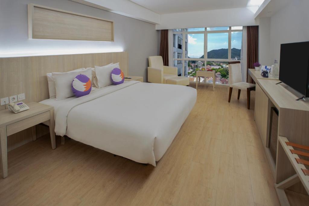 TV a/nebo společenská místnost v ubytování FOX Hotel Gorontalo
