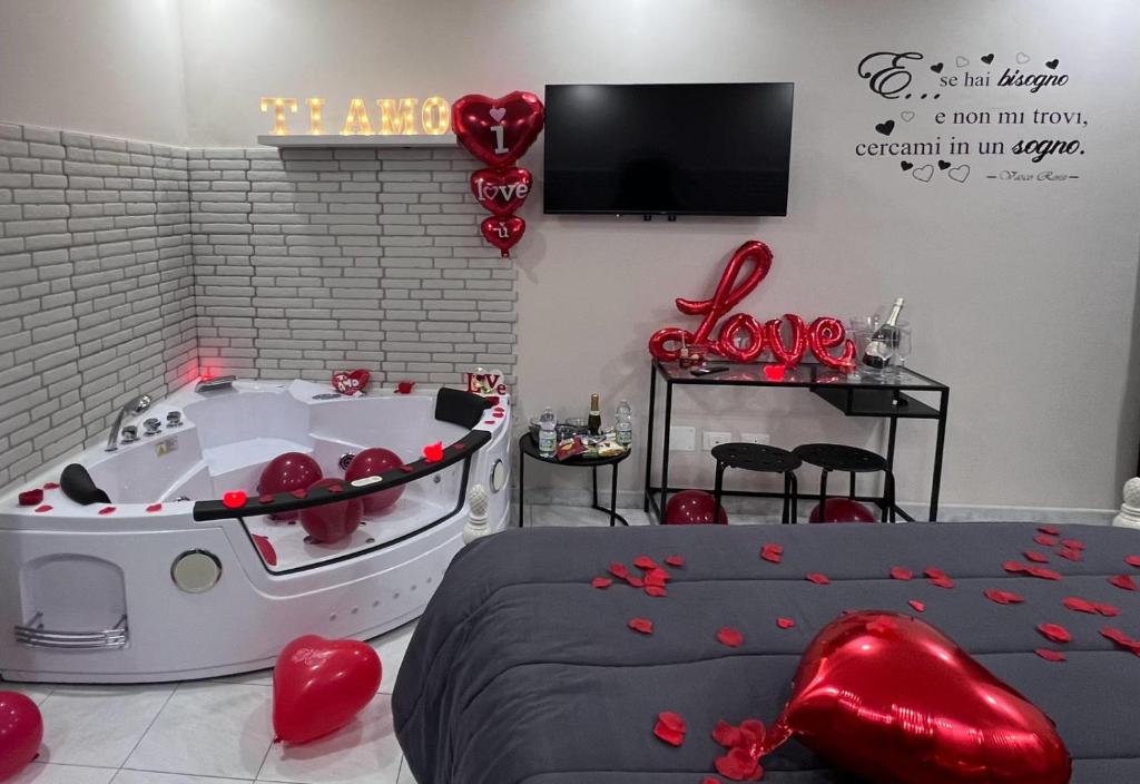 une chambre avec un lit et un bateau avec des cœurs rouges dans l'établissement Spazio Relax B&B, 
