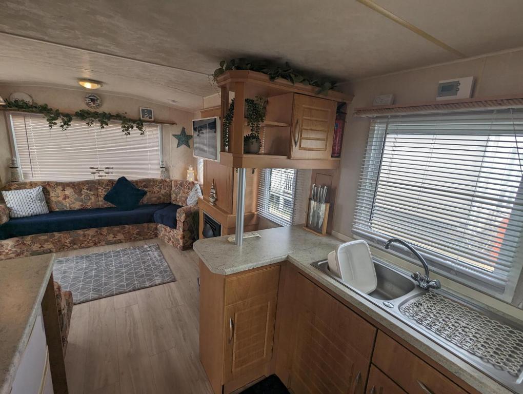 una caravana con vistas aéreas a una cocina y una sala de estar en Sandy Paws Anderby Creek - Dog Friendly en Skegness