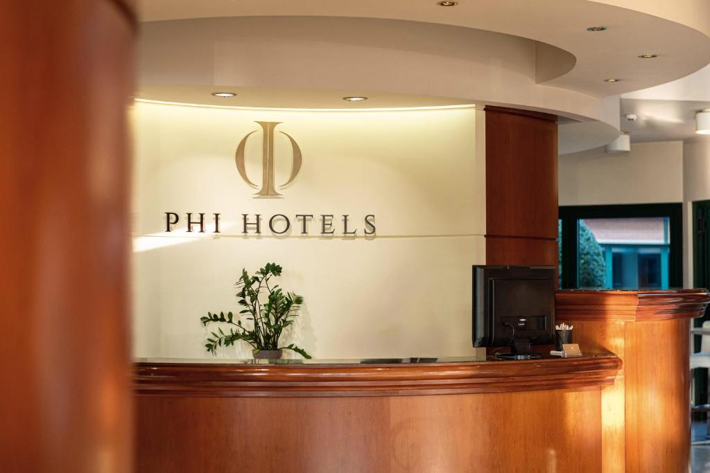 um lobby de hotel com um sinal que lê Phil Holleys em Phi Hotel Emilia em Ozzano dell Emilia