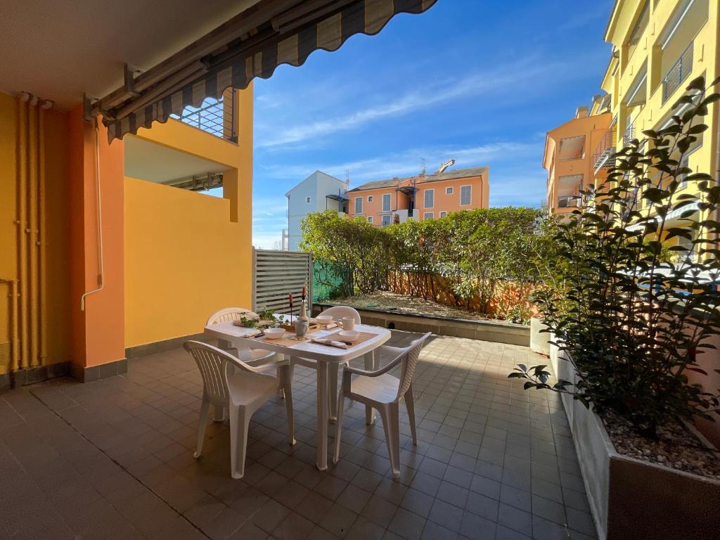 Photo de la galerie de l'établissement [400m dal Mare] Giardino - WiFi - A/C - Posto auto, à Loano