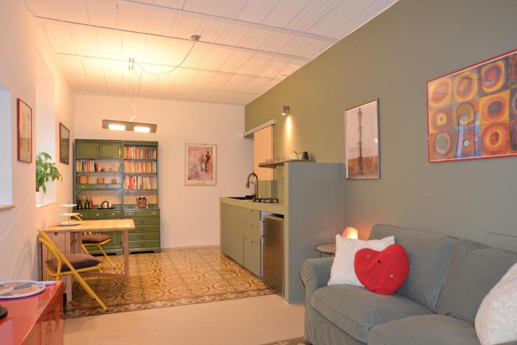 uma sala de estar com um sofá e uma cozinha em Casa Pilar em Lanciano