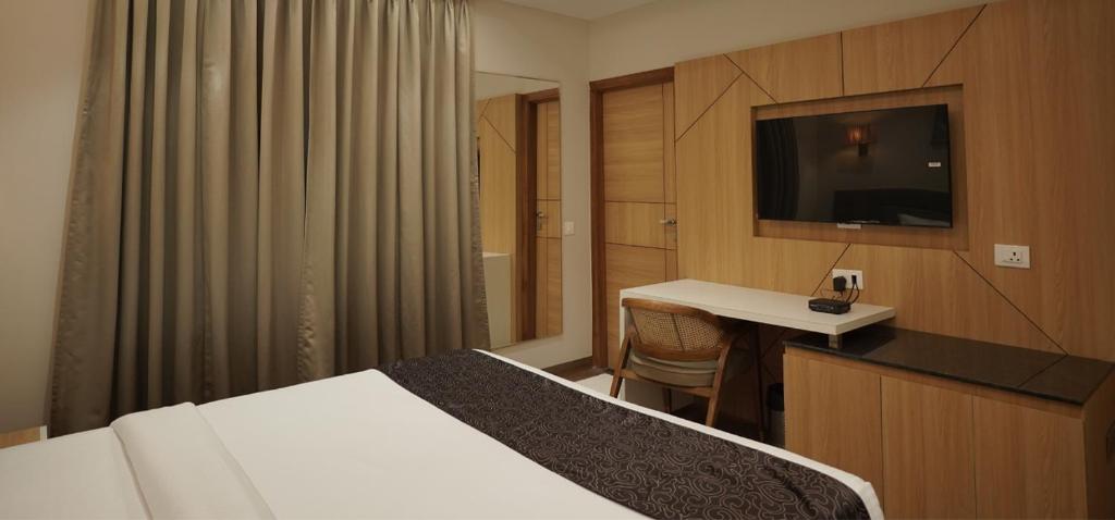 Postel nebo postele na pokoji v ubytování Hotel Alwar Royals