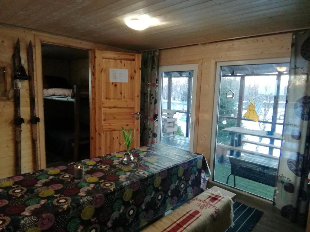 1 dormitorio con cama y ventana grande en Lili puhkemaja Kuutsemäel, 