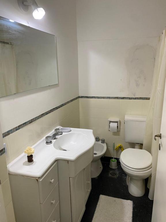 y baño con lavabo blanco y aseo. en DEPARTAMENTO CENTRICO en Buenos Aires