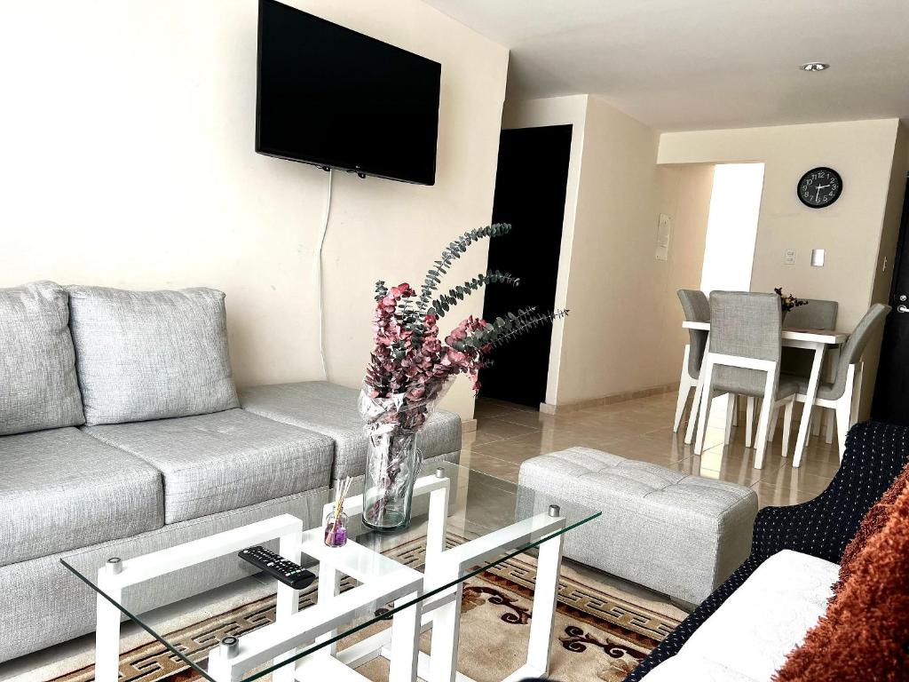 a living room with a couch and a table at Apartamento Cerca al Rio y Complejo Deportivo in Valledupar