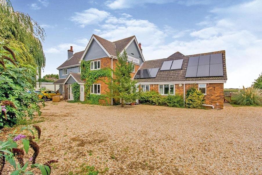 una casa con paneles solares encima en Boston Lodge, en Boston