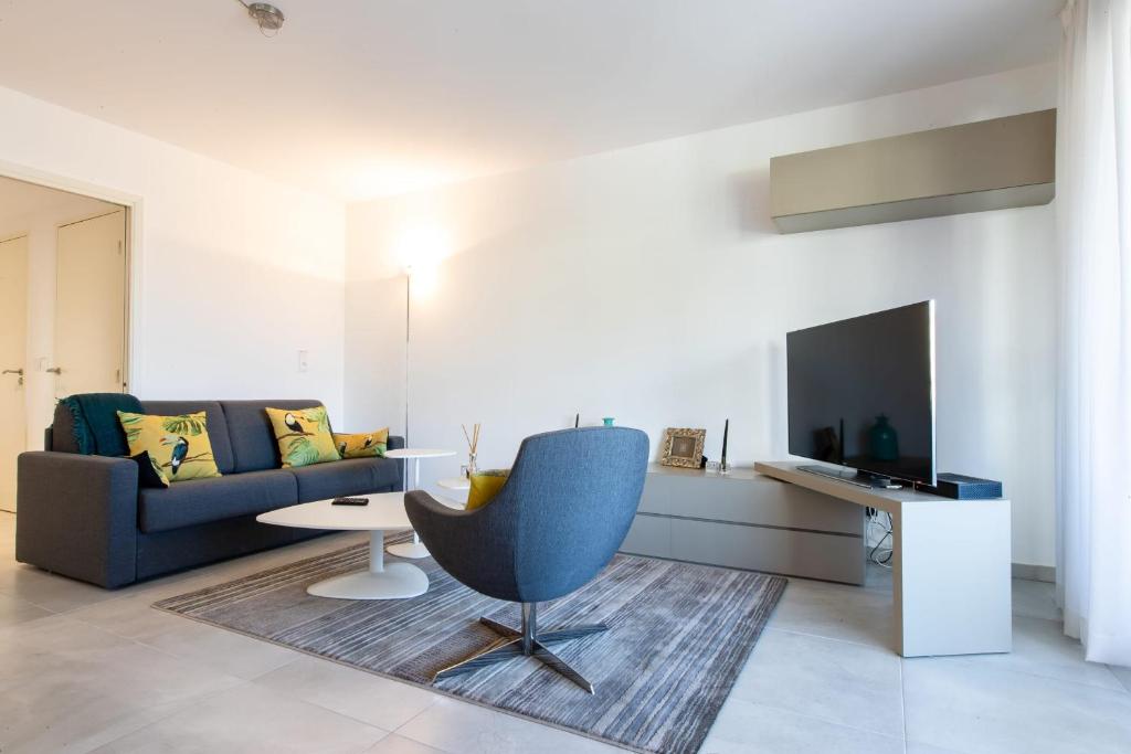 Renovated 2-Br Apartment with Terrace and Pool
