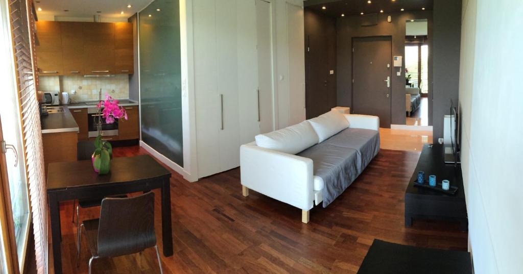 ein Wohnzimmer mit einem Sofa und einem Tisch in der Unterkunft Apartament Mokotow in Warschau