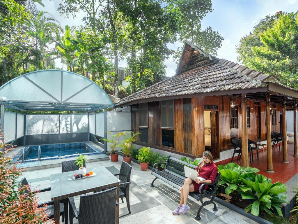 Bazén v ubytování Ragamaya Resort & Spa Munnar nebo v jeho okolí