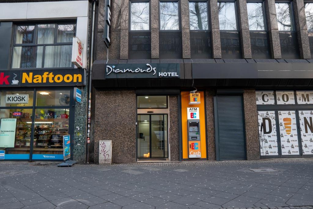 un magasin sur une rue d'une ville dans l'établissement Diamonds Hotel, à Cologne