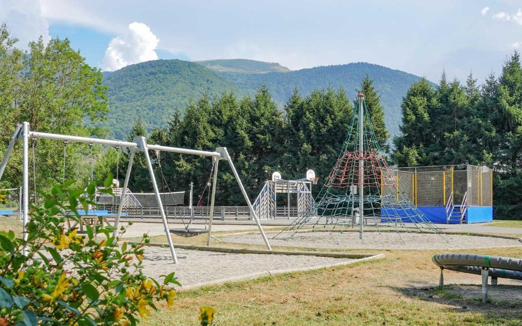 Nespecifikovaný výhled na hory nebo výhled na hory při pohledu z kempu