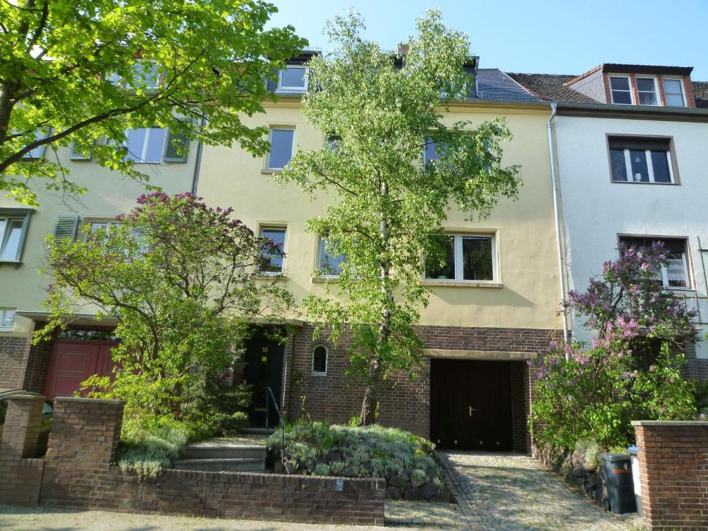 ein Apartmenthaus in der Stadt London in der Unterkunft Ferienwohnung Am Landesmuseum in Halle an der Saale