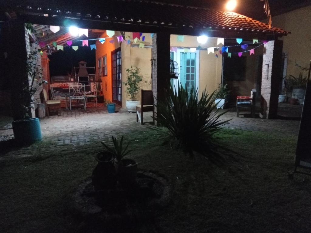 un patio iluminado por la noche con luces en Chácara mãos de Gaia en Bragança Paulista