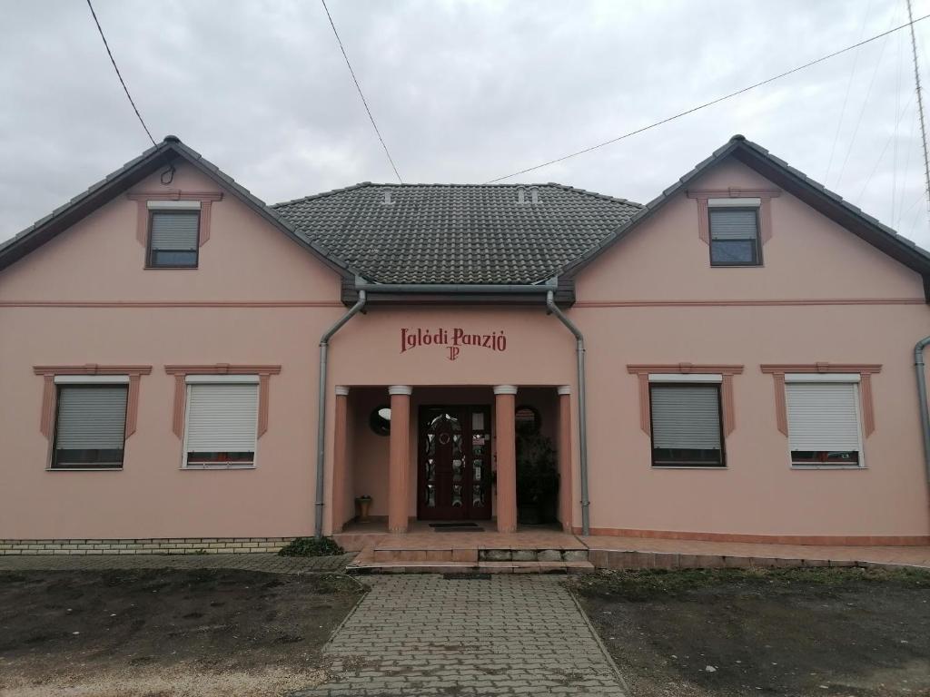 Iglódi Panzió 5440 Kuntszentmárton, Bethlen G. u. 1/a. kép - 1