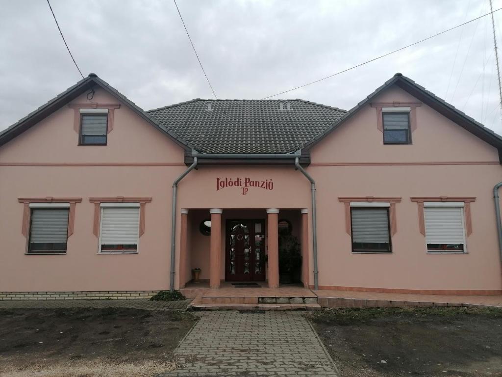 un edificio con entrada frontal al poder judicial en Iglódi Panzió, en Kunszentmárton