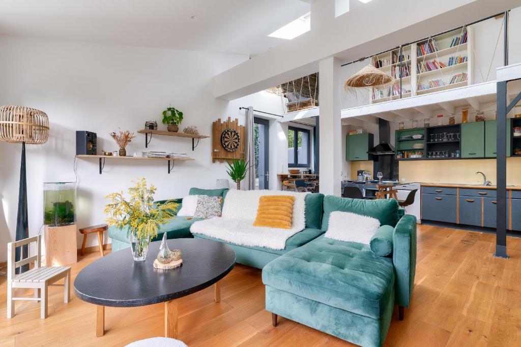 un salon avec un canapé et une table dans l'établissement Charmante maison plain-pied et son jardin fleuri, à Nantes