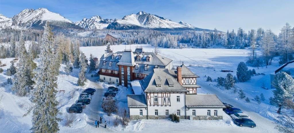 uma vista aérea de uma grande casa na neve em Hotel Solisko em Štrbské Pleso