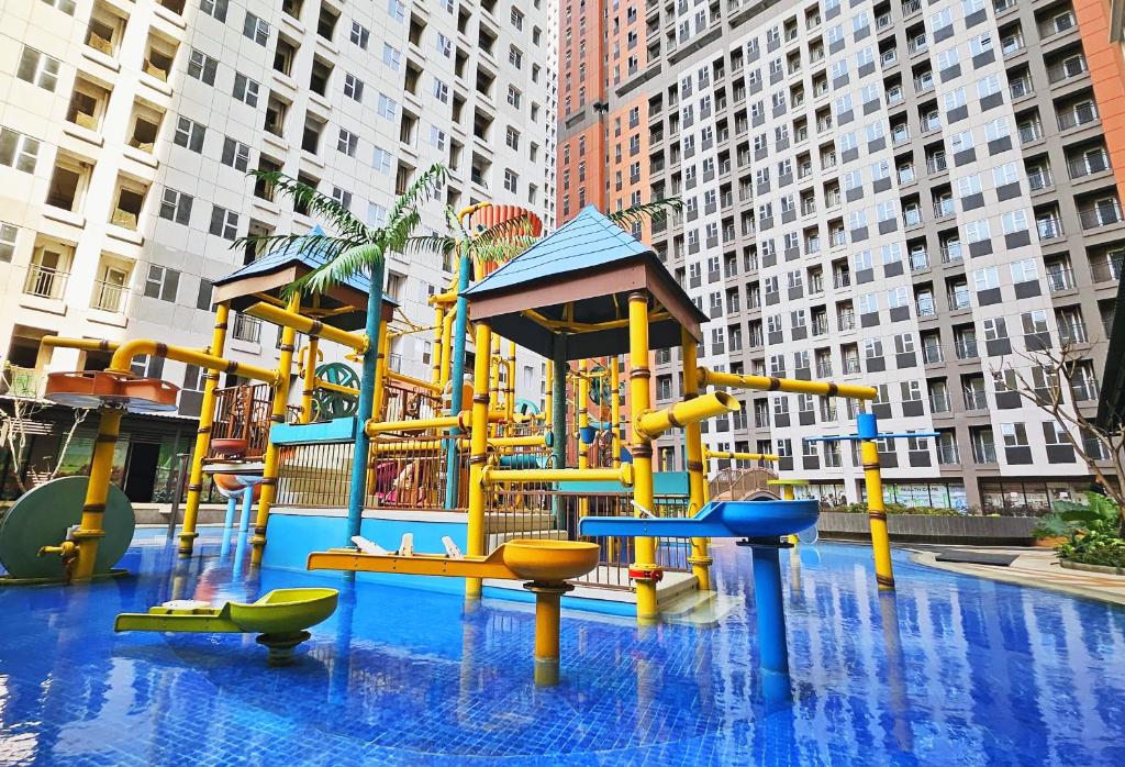 a playground in a pool in a city at Transpark Juanda by 21 Room in Bekasi