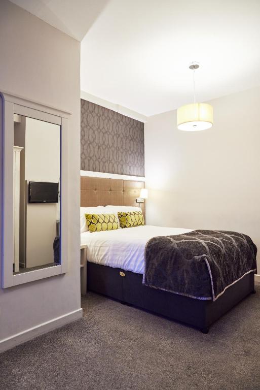 Postel nebo postele na pokoji v ubytování Hotel Isaacs Cork City