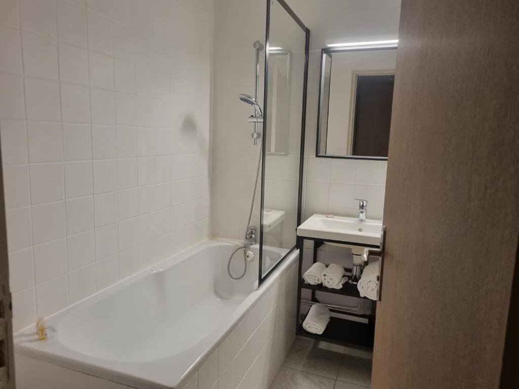 Koupelna v ubytování Hôtel Le Prieuré