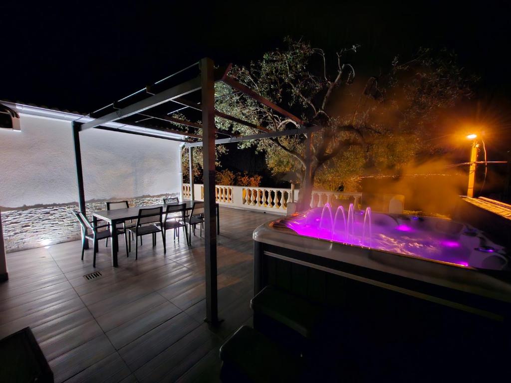 una terraza con una fuente con sillas y una mesa en Villa vue mer, terrasse et spa en Niza