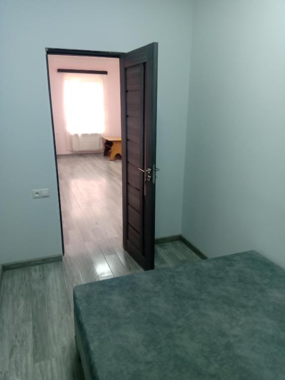 Habitación con puerta y habitación con cama en Aero Home, en Pʼarakʼar
