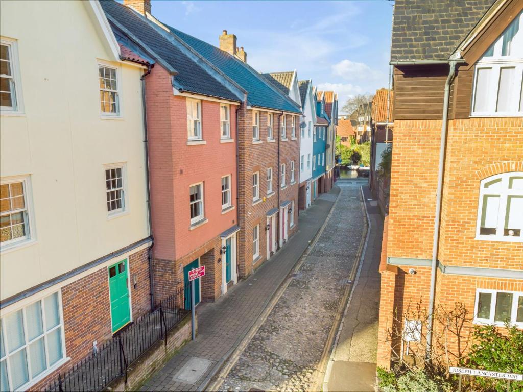 Une allée dans une ville avec des bâtiments en briques dans l'établissement Seven Space Central Town House with Parking, à Norwich