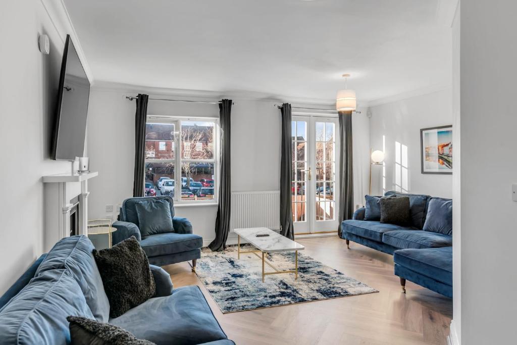 Posezení v ubytování Seven Space Central Town House with Parking